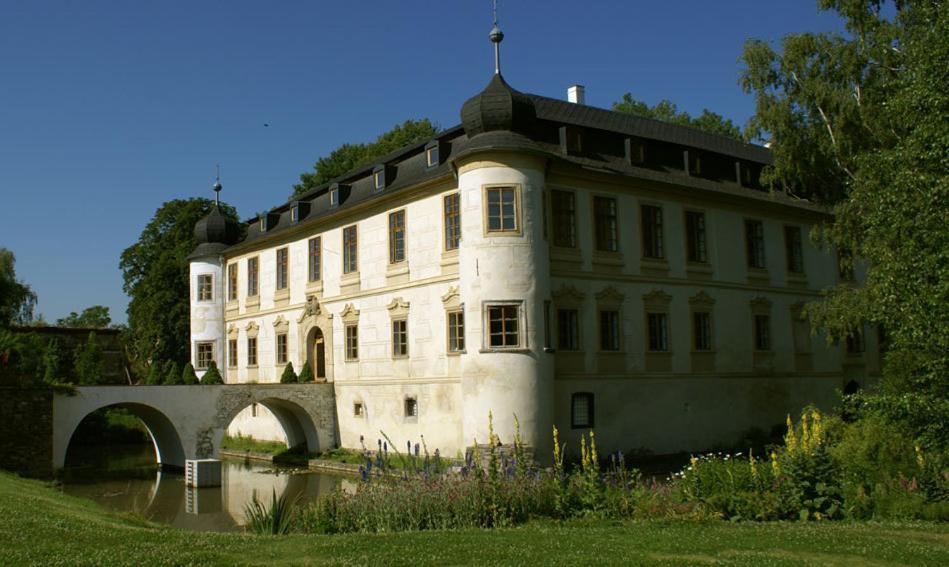 Chateau Trebesice Hotel Kutná Hora Exterior photo